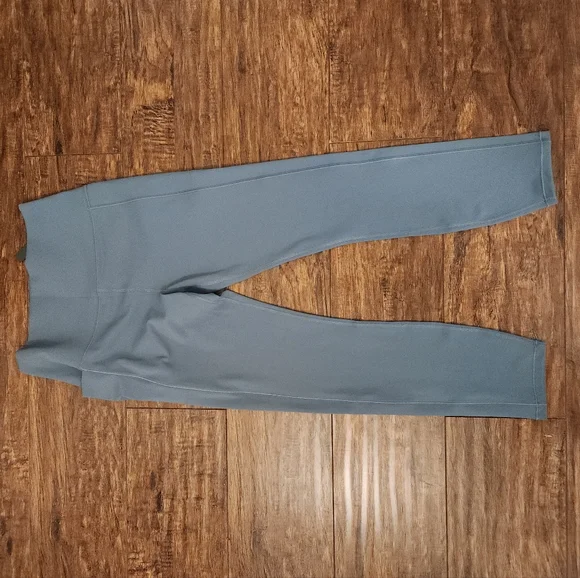 OFFER! Vuori Studio Pocket Legging - Picture 2 of 7